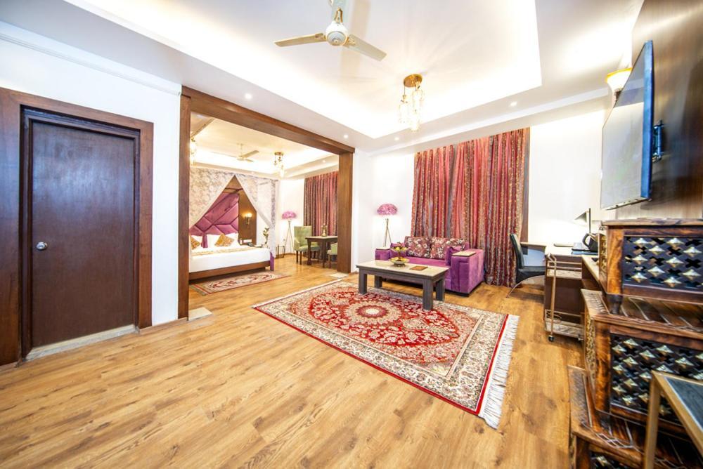 Отель Solar Residency, Srinagar Экстерьер фото