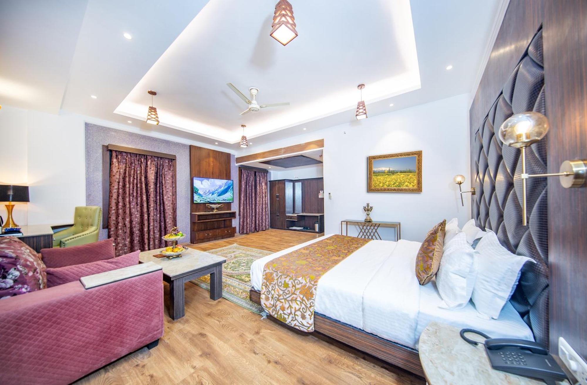 Отель Solar Residency, Srinagar Экстерьер фото